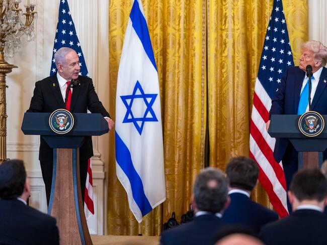 Washington (Estados Unidos), 05/02/2025.- El presidente estadounidense, Donald Trump (d), y el primer ministro israelí, Benjamin Netanyahu (i), hablan durante una rueda de prensa en la Sala Este de la Casa Blanca.