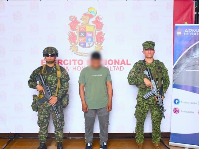 El hombre se entregó a los soldados durante una operación cerca del río Apaporis. Foto: Suministrada.