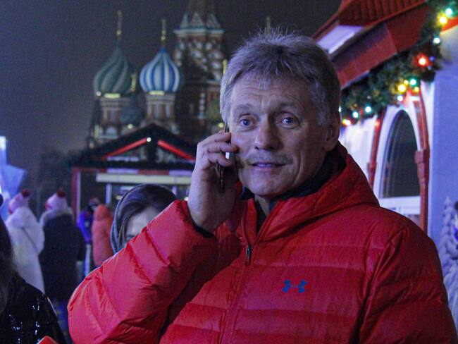 MOSCÚ, RUSIA - 28 DE NOVIEMBRE: El portavoz del Kremlin, Dmitriy Peskov, asiste a la apertura de la temporada de patinaje sobre hielo en la pista de patinaje sobre hielo «GUM» en la Plaza Roja. (Dmitri Chirciu/Anadolu Agency via Getty Images)