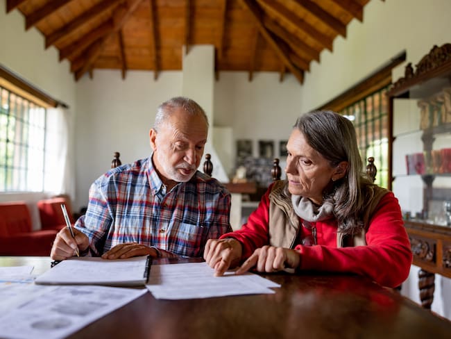Pensionados calculando la Mesada 13 o prima de navidad. Foto: vía Getty Images