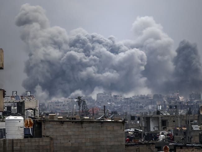 Nube de humo en Franja de Gaza tras ataques por parte de Israel. FOTO: Mahmoud Issa/Anadolu via Getty Images